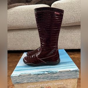 Naturino Italy girl’s Burgundy boots patent leather alligator print size 29
